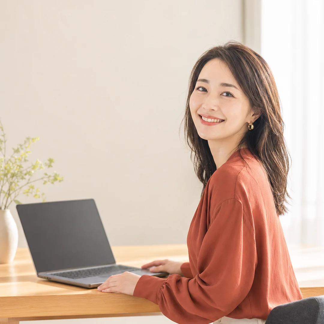 明るい部屋でノートPCに向かう、これから転職準備を始める30代の女性